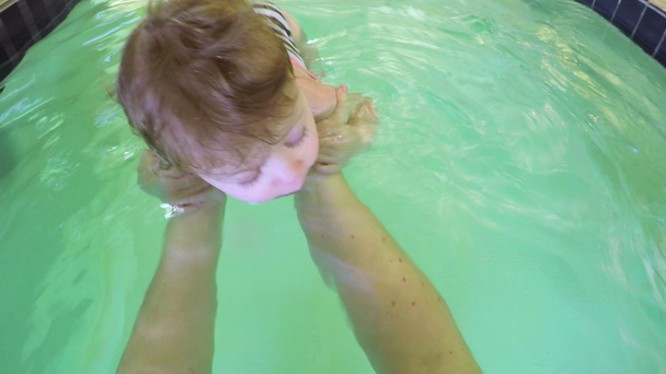 little baby girl in the pool - Záběry, video