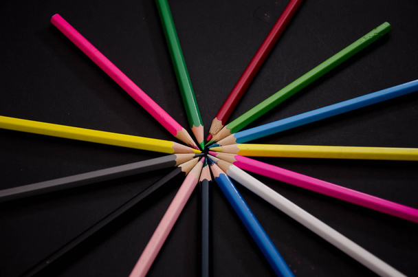 цвет карандашной школы
 - Фото, изображение