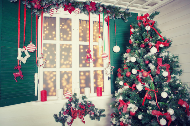 Красиво оформленный рождественский интерьер. Дом украшен к празднованию Рождества
 - Фото, изображение
