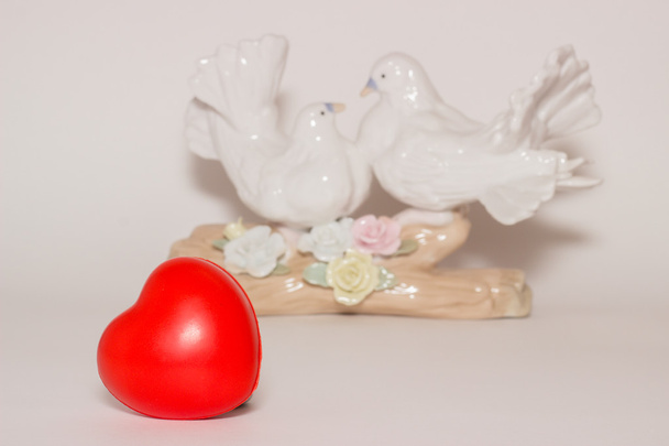 Красное сердце и пара белых голубей на заднем плане
 - Фото, изображение