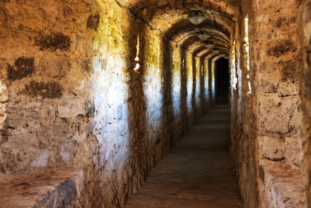 Темний коридор в підземеллі
 - Фото, зображення