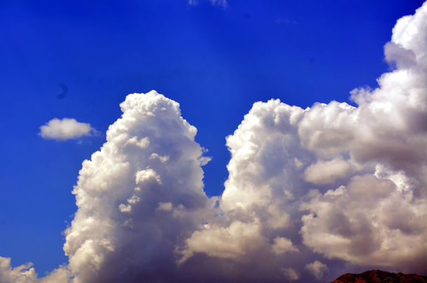 Странные облака в горах после шторма
 - Фото, изображение