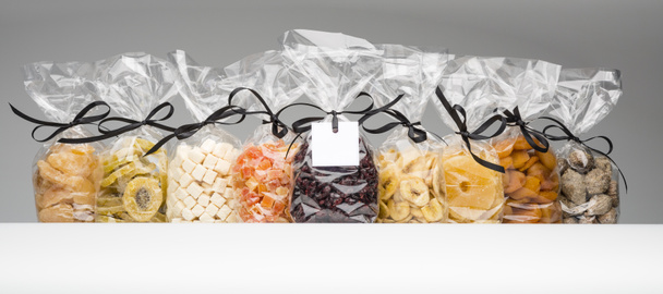 Collecte de fruits secs mélangés dans d'élégants sacs en plastique
 - Photo, image