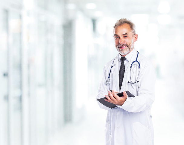 Technisch ambtenaar Adult gekwalificeerde arts, met een stethoscoop, - Foto, afbeelding