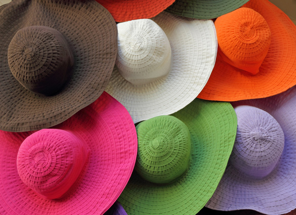 Chapéus coloridos de verão na vitrine da loja
 - Foto, Imagem