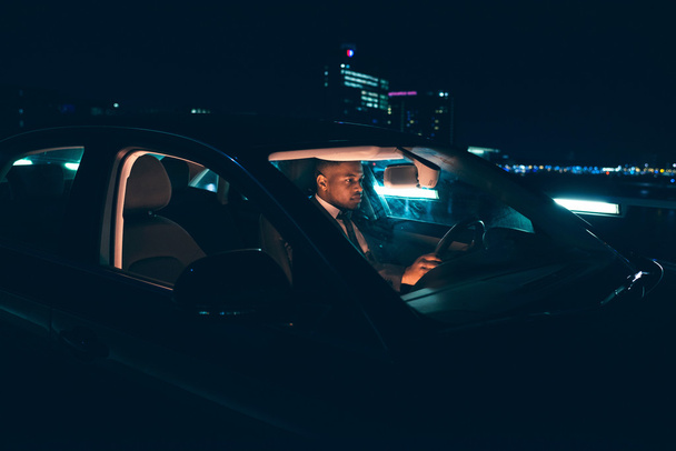 Man driving car in city - Valokuva, kuva