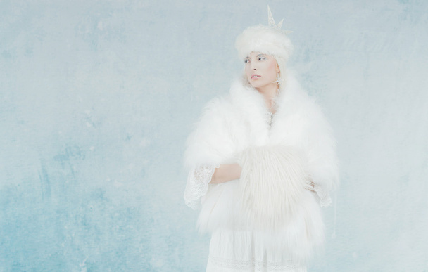Reina de la nieve moda en blanco
 - Foto, Imagen