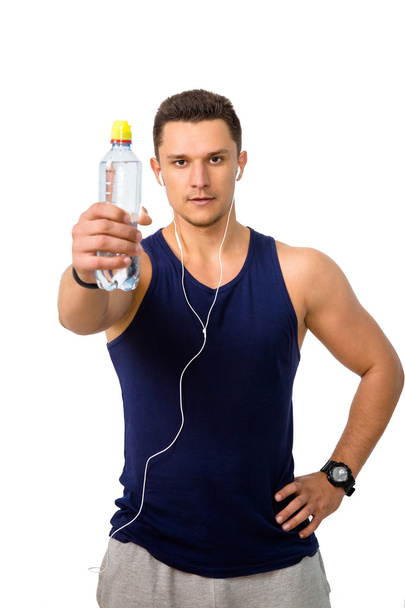 Portrait d'un homme sportif après avoir fait des exercices et tenu une bouteille
. - Photo, image
