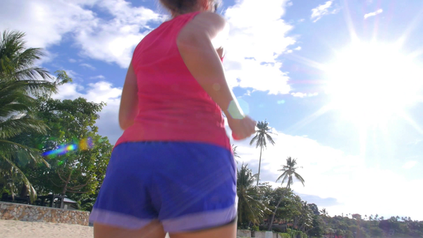 運動屋外でビーチを走る女性アスリート - 映像、動画