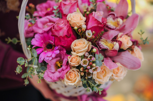 bouquet of pink flowers in basket - Foto, Imagen