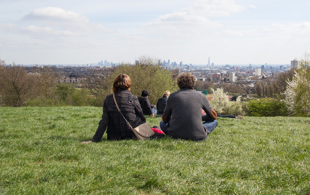 Paar genieten van de Skyline van Londen van Parliament Hill - Foto, afbeelding