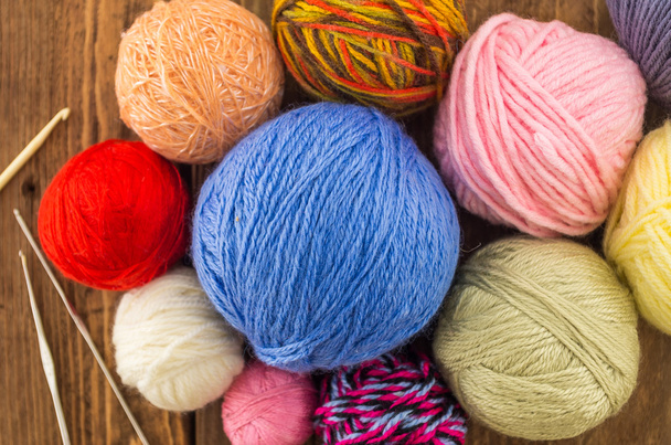 de strengen van kleurrijke wol en naalden - Foto, afbeelding