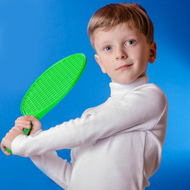 de jongen gespeeld tennis - Foto, afbeelding