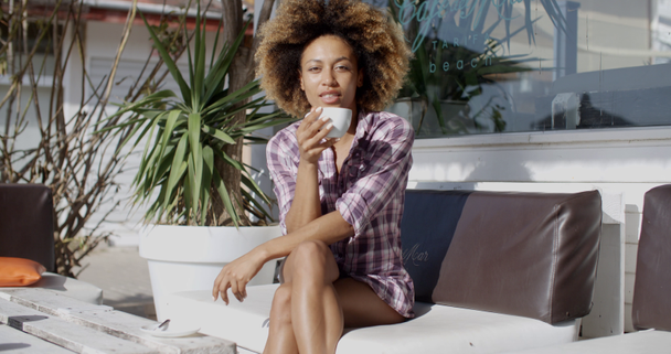 Mujer joven bebiendo café al aire libre
 - Imágenes, Vídeo