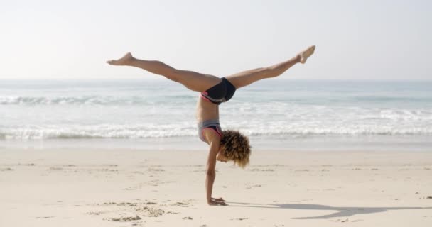 kobieta praktykująca jogę na świeżym powietrzu - Materiał filmowy, wideo