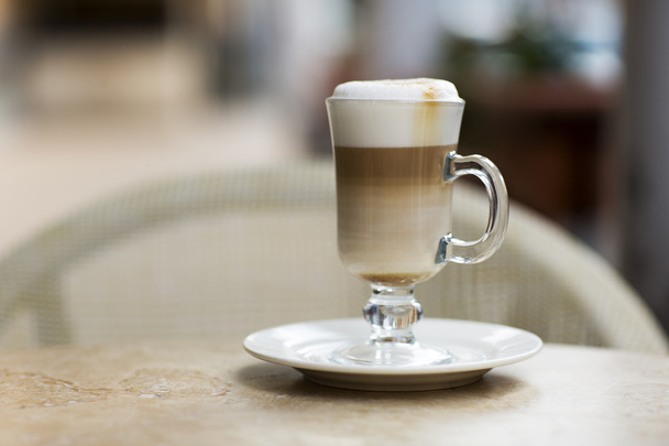 Kawa Latte w szklance na stole. - Zdjęcie, obraz