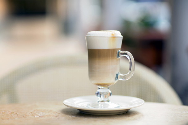 Caffè Latte in un bicchiere sul tavolo
. - Foto, immagini