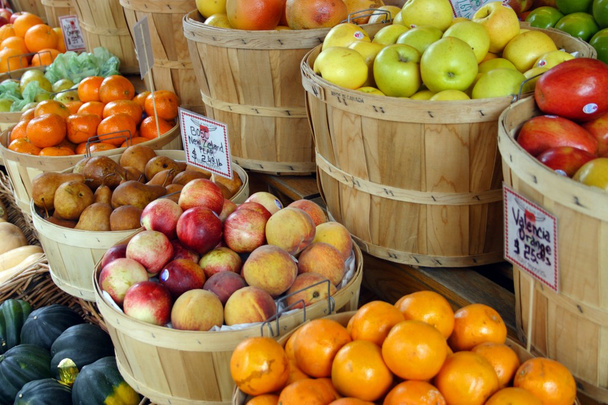 Frisches Obst auf dem Markt - Foto, Bild