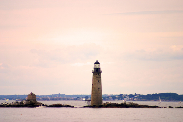 Der Leuchtturm im Hafen von Boston ist der älteste Leuchtturm in Neuengland. - Foto, Bild