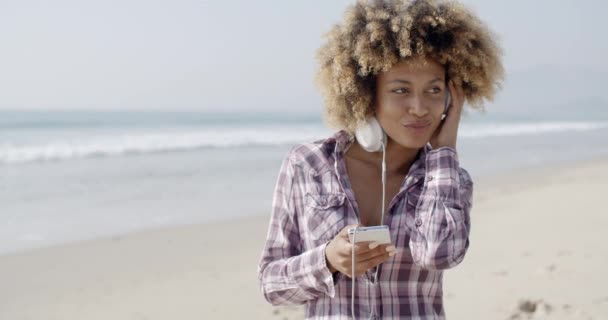 Afryki amerykański dziewczyna słuchanie muzyki - Materiał filmowy, wideo