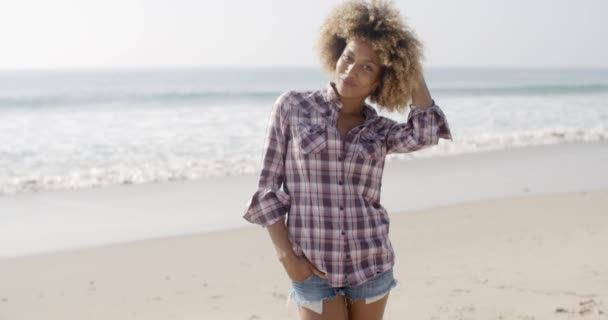 Dorywczo młoda kobieta stojąc na plaży - Materiał filmowy, wideo