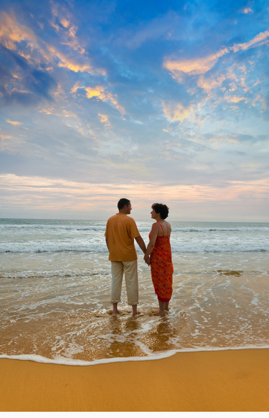 ζευγάρι στην παραλία το ηλιοβασίλεμα - Φωτογραφία, εικόνα