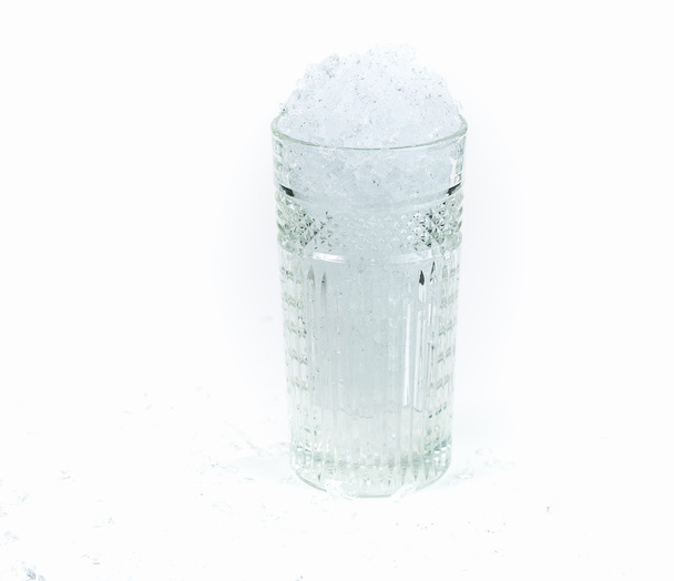 Ένα ποτήρι με θρυμματισμένο πάγο - Φωτογραφία, εικόνα