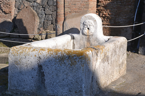 Fontaine Neptunes à Ercolano excavation
 - Photo, image