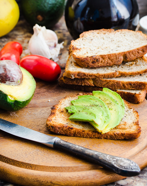 toast with fresh avocado and pepper, healthy snack, vegetarian f - Foto, afbeelding