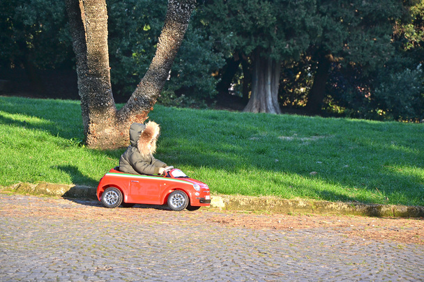 bir arabayı kullanan çocuk - Fotoğraf, Görsel