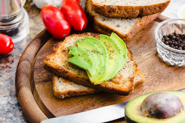 toast with fresh avocado and pepper, healthy snack, vegetarian f - Foto, imagen