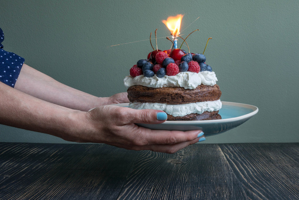 beautiful cake with blueberries, raspberries, cherries  and cream - Foto, Bild