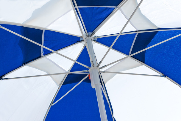 Sombrilla de playa azul y blanca
 - Foto, Imagen