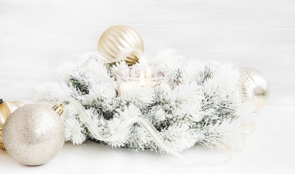 Белый рождественский венок с горящей свечой, лентой и глобусами
 - Фото, изображение