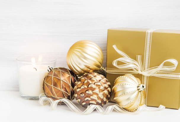 Arany karácsonyfa díszek gyöngyház golyó díszítéssel és - Fotó, kép