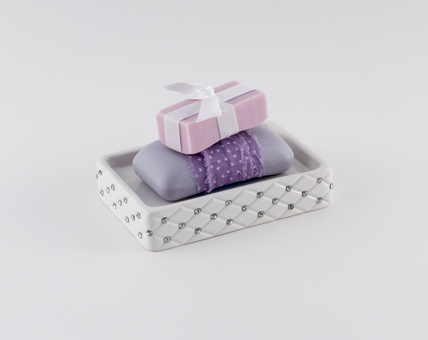 Роскошное мыло для ванны в элегантной мыльной тарелке
 - Фото, изображение