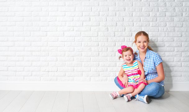 concept heureux famille mère et bébé fille, fille à blanc br
 - Photo, image