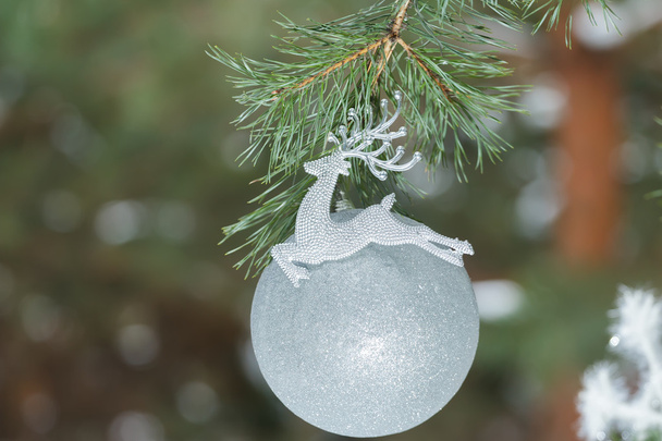 Ornement de Noël gris argenté en forme de renne du Père Noël sur branche de conifères
 - Photo, image