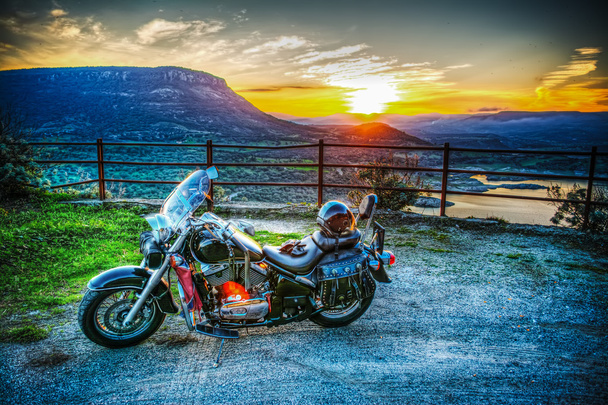 мотоцикл на краю дороги
 - Фото, зображення