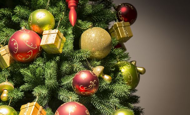 Karácsonyi ünnepi dekoráció színes golyókat fa - Fotó, kép