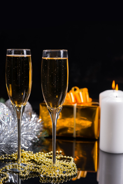 Champagner auf Tisch mit festlicher Dekoration - Foto, Bild