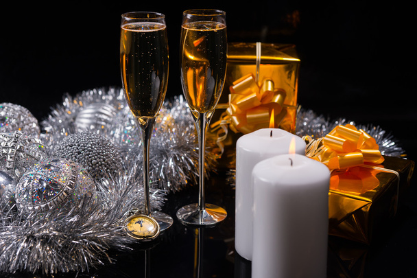 Champagne avec bougies, cadeaux et décorations
 - Photo, image