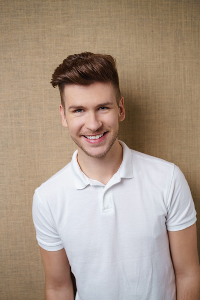 young man with trendy hairstyle - Foto, imagen