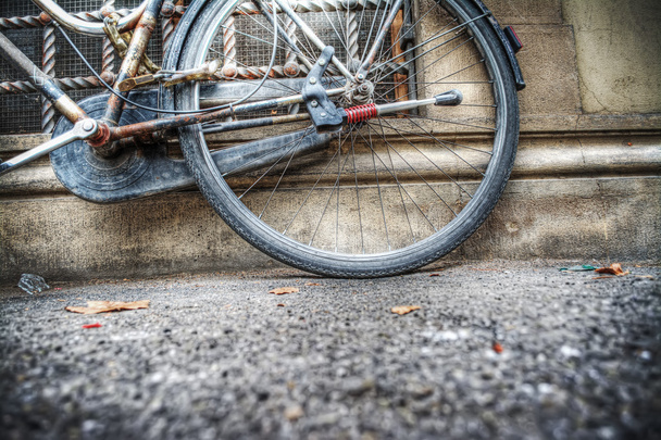 vecchia bicicletta ruota posteriore agsinst una parete rustica
 - Foto, immagini