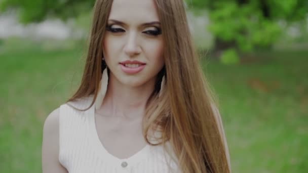Kaunis nainen vihreät silmät ja ruskeat hiukset menee kameraan hidastettuna
 - Materiaali, video