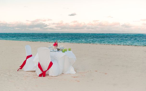 ρομαντικό γάμο δείπνο στην παραλία. - Φωτογραφία, εικόνα