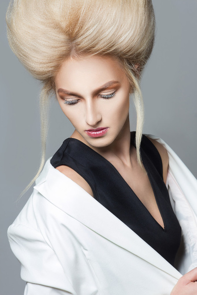 Beauty Portrait. Hairstyle. Fashion Beauty Model with Blond Hair. Perfect Creative Make up and Hair Style. - Фото, зображення