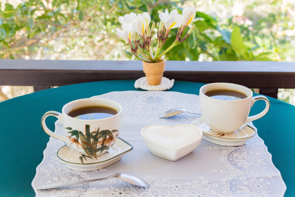 Relaksujący czas i szczęście z dwie filiżanki czarnej kawy z cukrem  - Zdjęcie, obraz