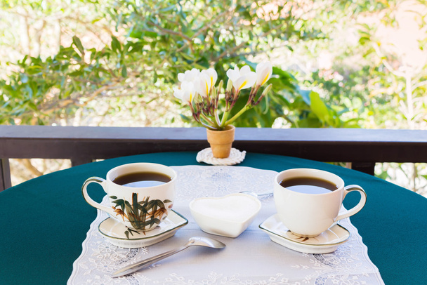 Tiempo relajante y felicidad con dos tazas de café negro con azúcar
  - Foto, Imagen