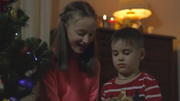 Kids with Gifts - Materiał filmowy, wideo